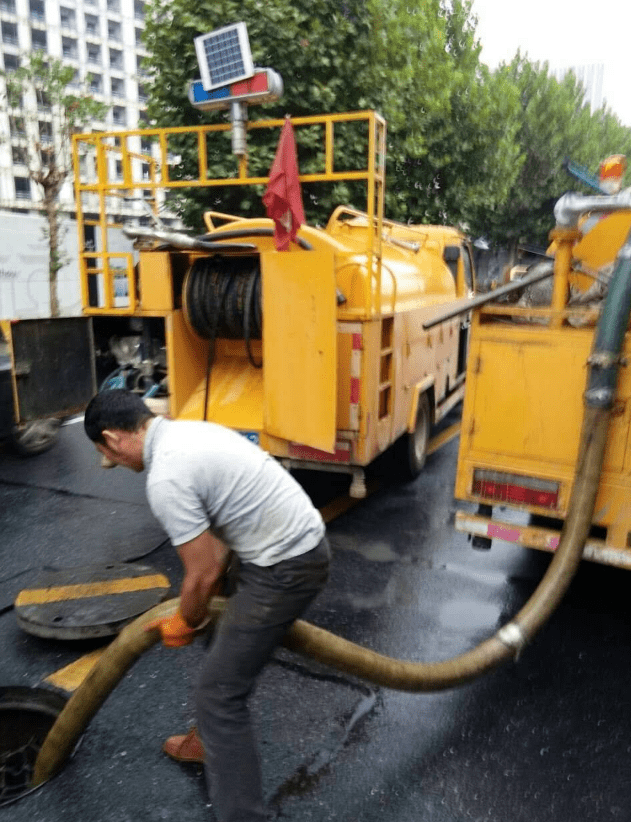 吸污車污水轉(zhuǎn)運(yùn)作業(yè)抽菌種污水轉(zhuǎn)運(yùn)施工價(jià)格 #抽菌種污水轉(zhuǎn)運(yùn) #抽污水池 #污泥脫水處理 #清理淤泥池